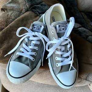 Converse men’s 6 / women’s 8, gray